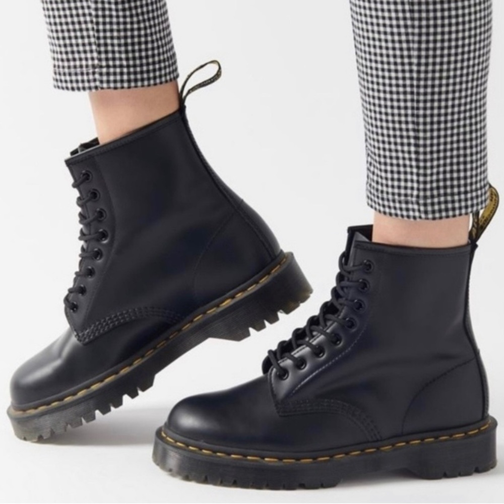 Vintage Dr. Martens 1460 smooth leather lace-up boots. 🖤